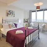 Scarborough Penthouse, Private Balcony, Superb Views, Lift, Reserved Free Parking
