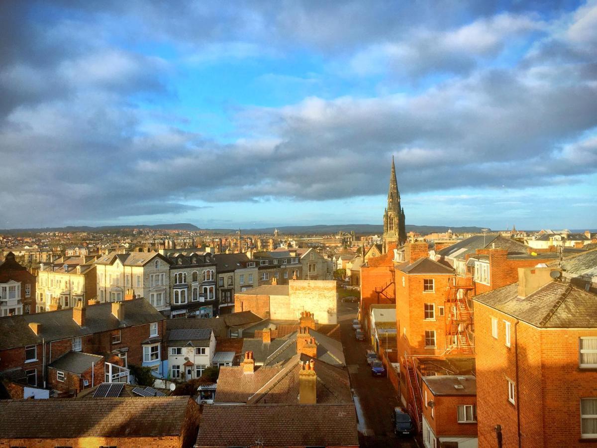 Apartment Penthouse, Private Balcony, Superb Views, Lift, Reserved Free Parking Scarborough