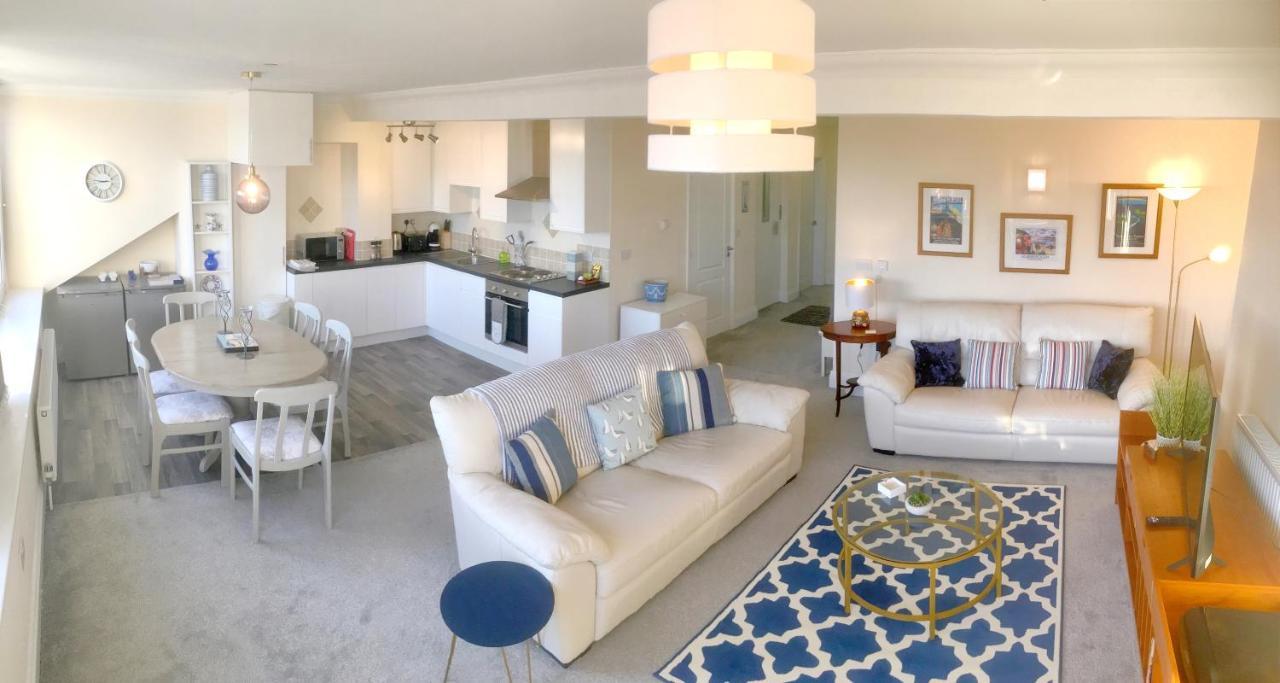 Penthouse, Private Balcony, Superb Views, Lift, Reserved Free Parking Scarborough