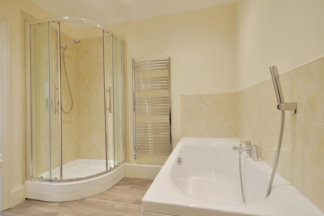 Penthouse, Private Balcony, Superb Views, Lift, Reserved Free Parking Apartment Scarborough
